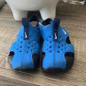 Baby Boys Nike sandals, barley worn, no stains no scratches, looks new